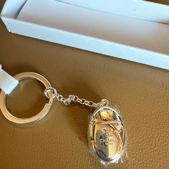 CHANEL N5 LIMITED EDITION L'EAU PARFUM KEYCHAIN - NEW - Picture 2 of 5